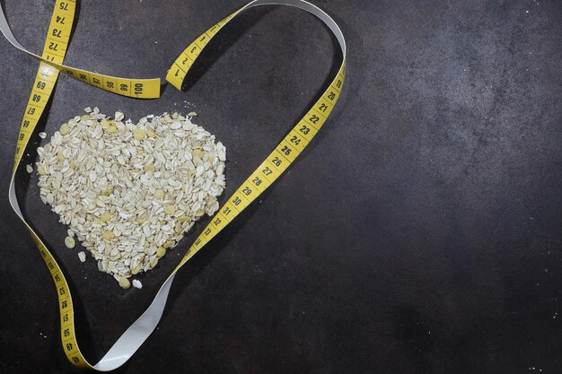 Corazón de avena aislado sobre un fondo oscuro con lugar para una inscripción Símbolo del corazón del banderín Corazón de cereales