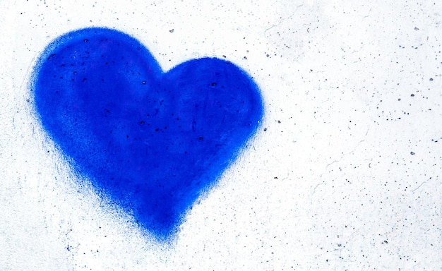 Corazón azul en la pared de hormigón