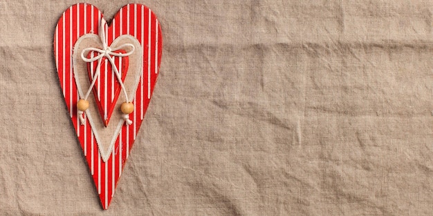 Corazón de banner sobre un concepto de fondo claro para el espacio de copia de amor de febrero