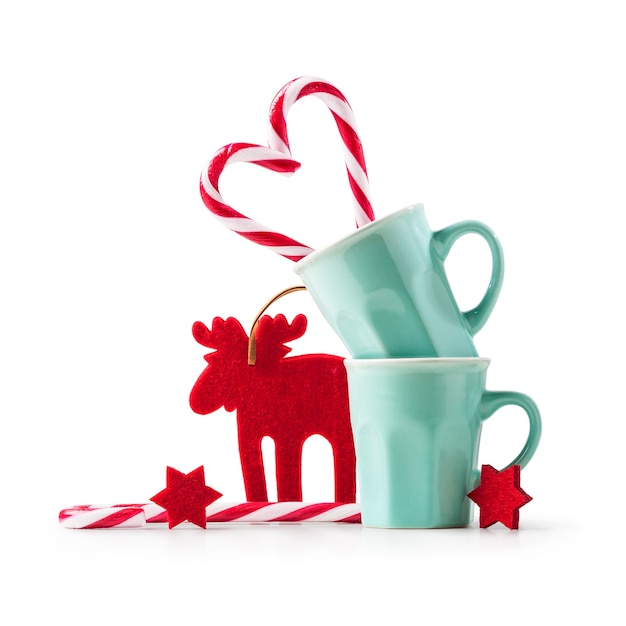 Corazón de bastón de caramelo de Navidad en forma de copa estrellas rojas y ciervo aislado sobre fondo blanco.
