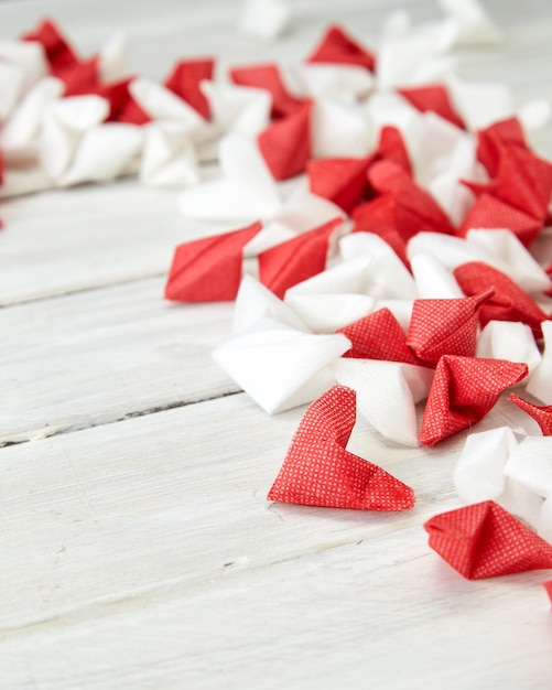 Corazón blanco y papel rojo no de madera.