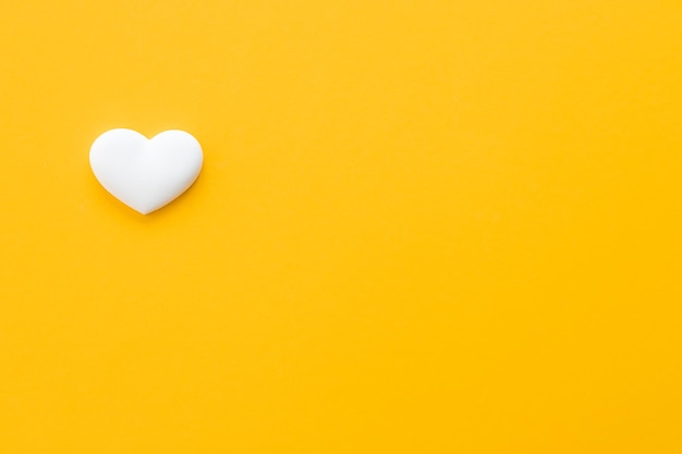 Corazón blanco sobre fondo amarillo