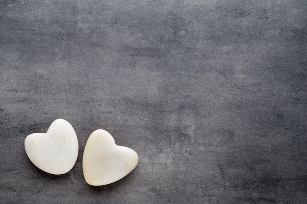 Corazón blanco sobre fondo gris.