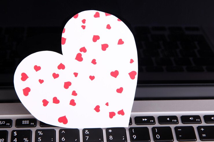 Foto corazón brillante en el teclado de la computadora de cerca