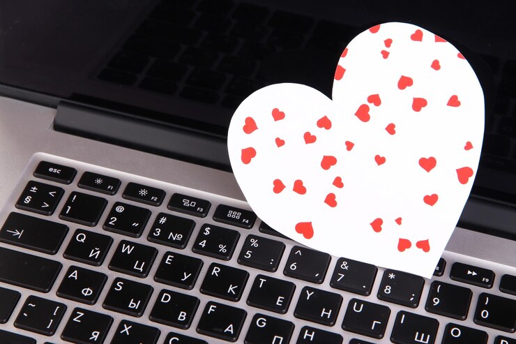 Foto corazón brillante en el teclado de la computadora de cerca