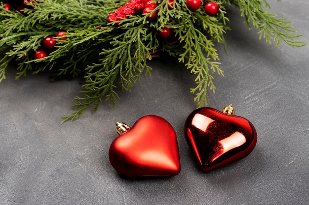 Corazón de burbujas de Navidad rojo sobre fondo gris Concepto de tiempo de Navidad