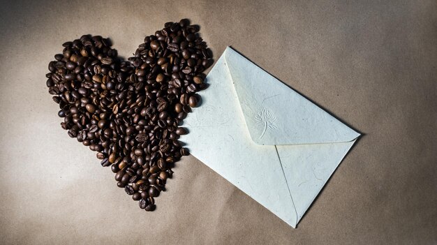 Corazón de café en papel