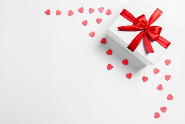Corazón y caja de regalo con fondo blanco. Día de San Valentín