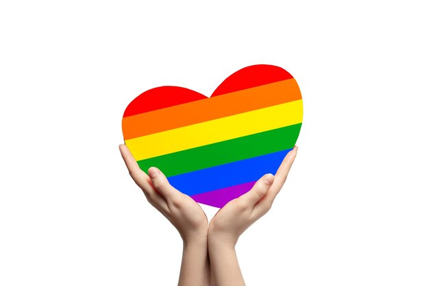 Corazón de cartón de color arco iris en manos de mujer Concepto de amor LGBTQ