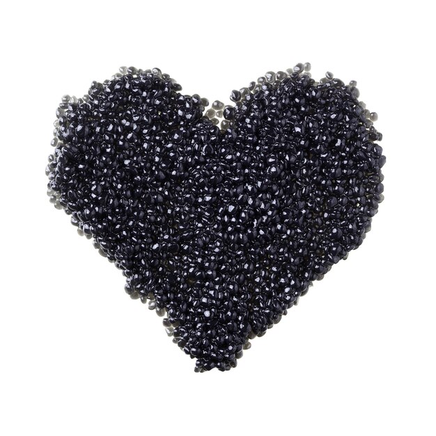 Corazón de caviar negro aislado sobre fondo blanco.