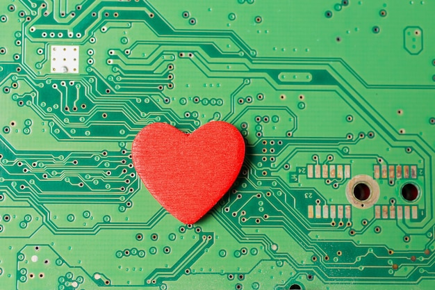 Corazón de la computadora, disco duro y pañuelo con corazón rojo