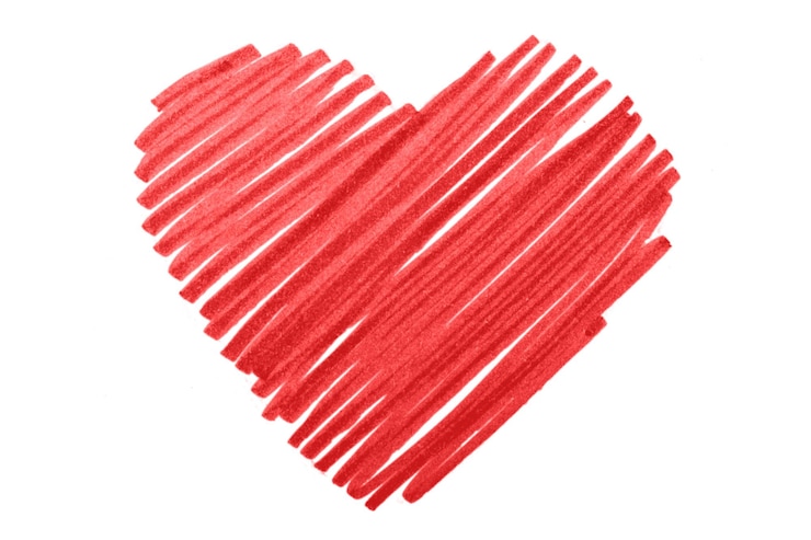 Foto corazón de crayón rojo dibujado a mano por un niño
