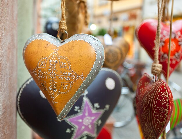 Corazón decorado a mano en estilo navideño.