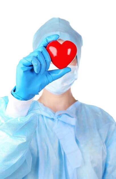 Corazón decorativo en manos de médicos aislado en blanco