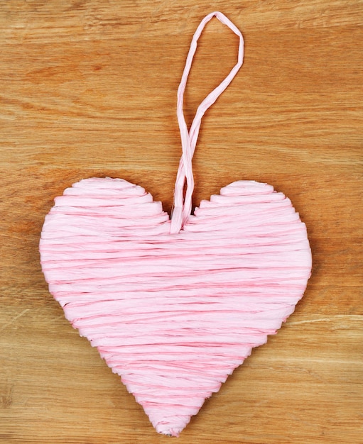 Corazón decorativo, sobre fondo de madera