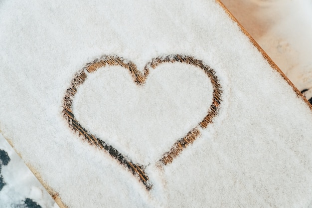 Un corazón dibujado con un dedo en la nieve.