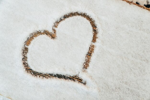 Un corazón dibujado con un dedo en la nieve.