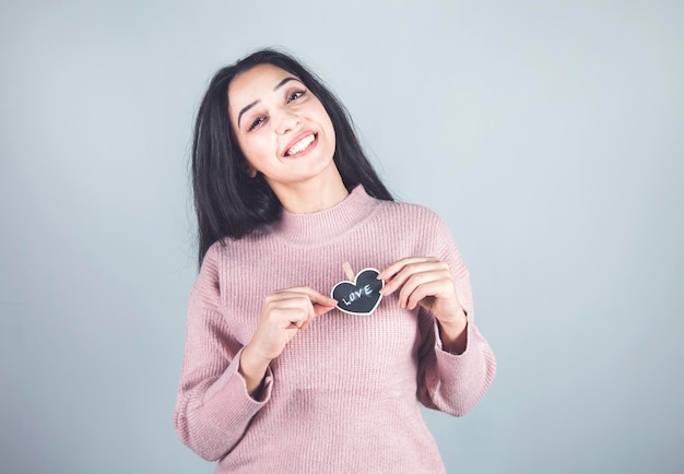 Corazón de explotación de mano de mujer