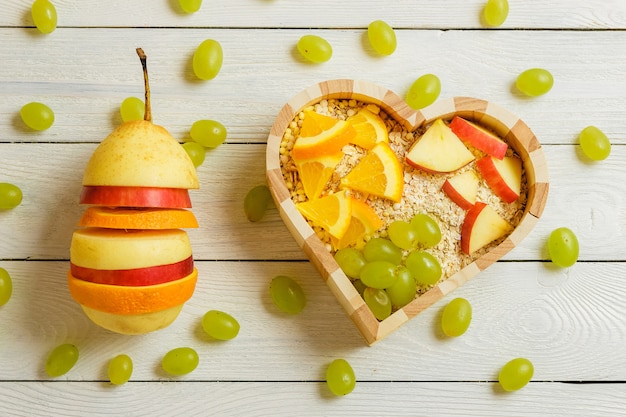 Corazón de frutas en el fondo de madera. Concepto de comida saludable.