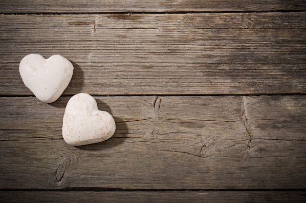 Corazón de la galleta sobre fondo de madera