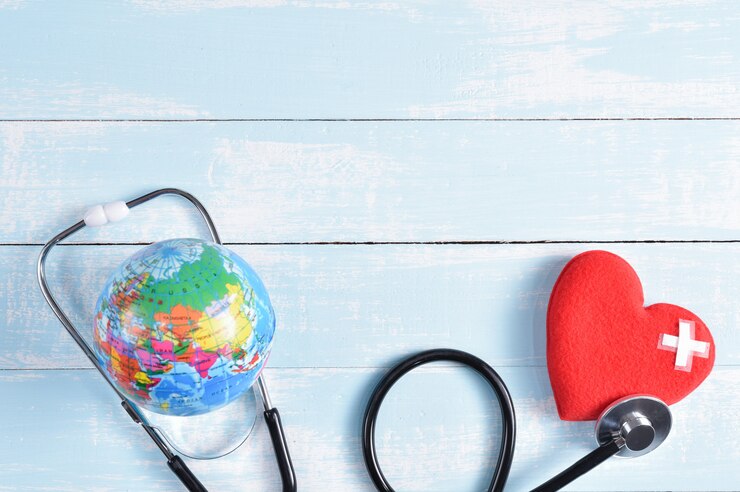 Corazón y globo rojos en fondo de madera en colores pastel azul y blanco.