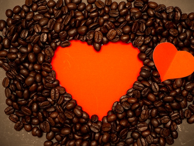 Corazón de granos de café en rojo