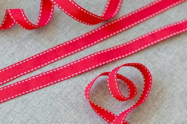 Foto corazón hecho de cinta roja en tela de lino concepto de día de san valentín