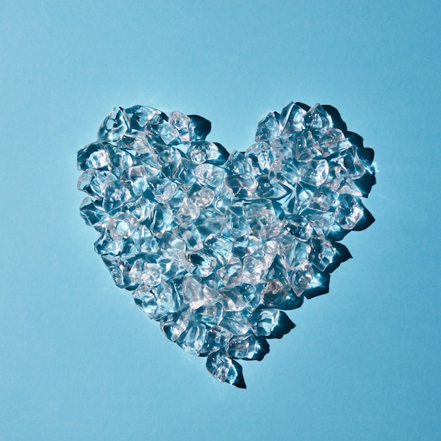 Corazón hecho de cubitos de hielo