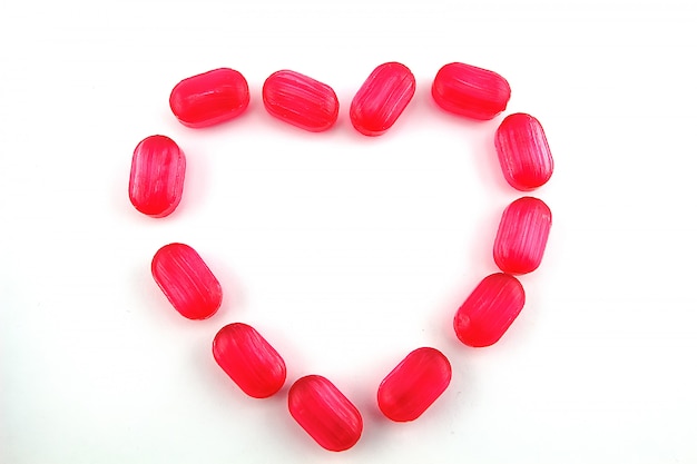 corazón hecho de dulces rojos