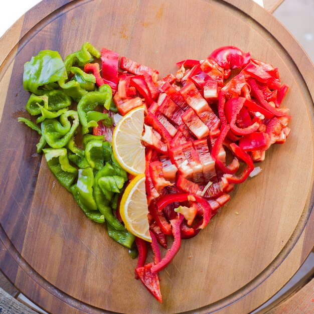 Foto el corazón está hecho de pedazos de pimienta roja verde limón corazón vegetal en san valentín símbolo de amor