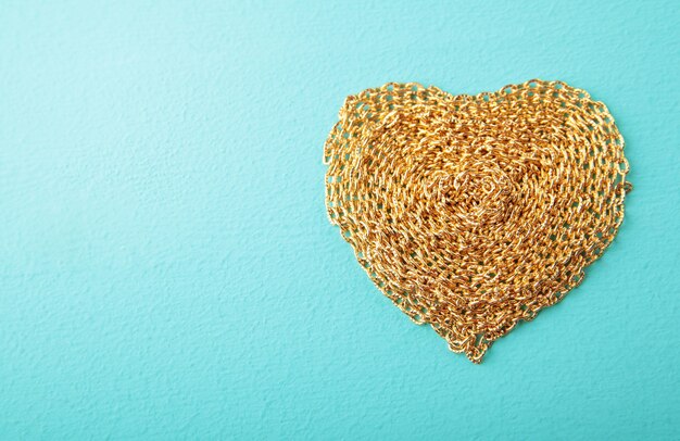 Corazón hecho con textura de madera de cadena de oro