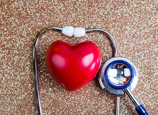 Corazón con instrumento médico con concepto de atención médica