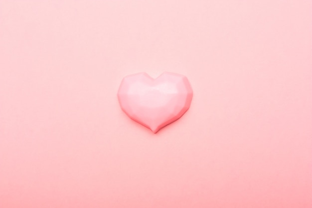Corazón de jabón sobre un fondo rosa