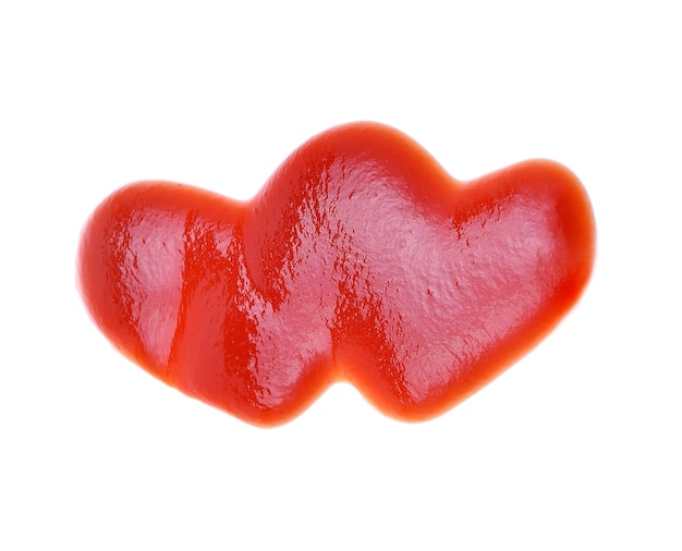 Corazón de ketchup aislado sobre fondo blanco.