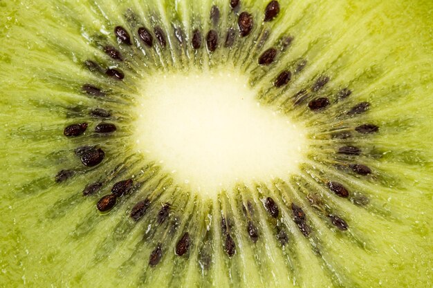 Corazón de un kiwi fresco en una vista cercana