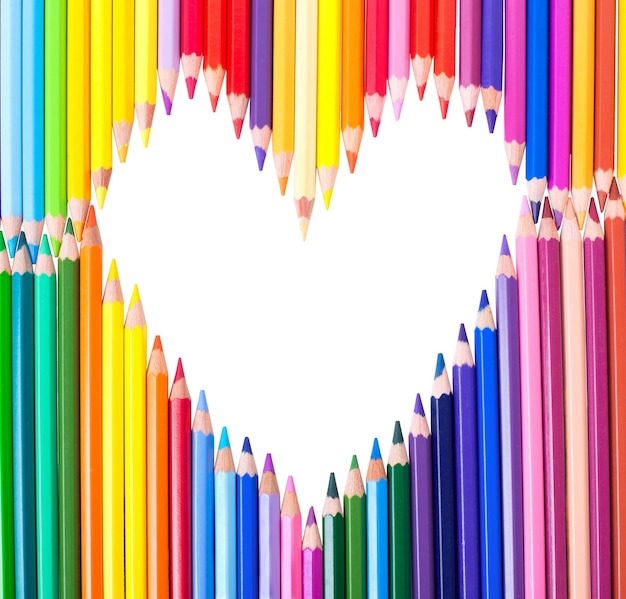 Corazón de lápices multicolores aislado sobre fondo blanco.