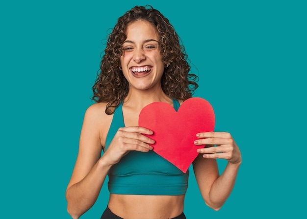 Corazón lleno de salud Este atleta radiante adopta un enfoque positivo y consciente del bienestar