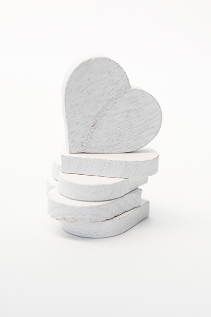 Corazón de madera blanco aislado en blanco