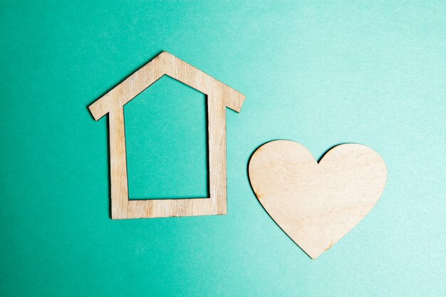 Foto corazón de madera y casa en azul