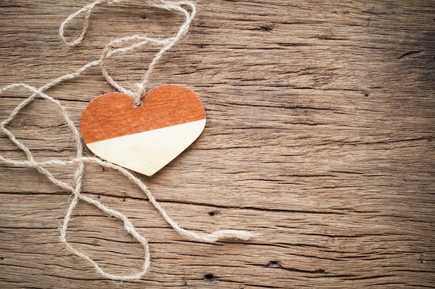 corazón de madera con cuerda en madera vieja