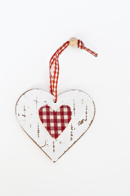 Corazón de madera en el estilo shabby aislado