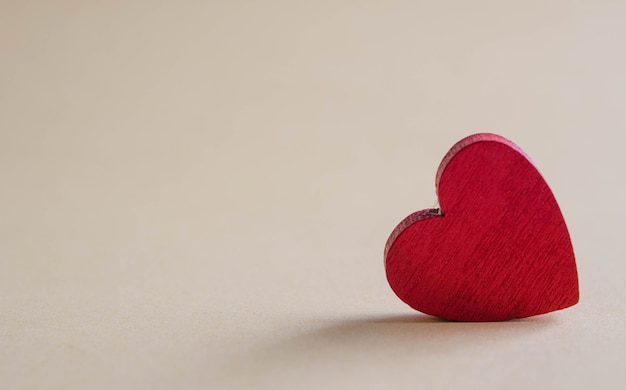 Corazón de madera roja sobre una superficie blanca