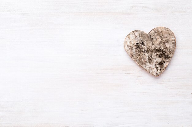 Corazón de madera sobre un fondo brillante