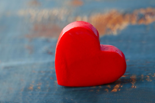 Corazón de madera sobre fondo de madera de color