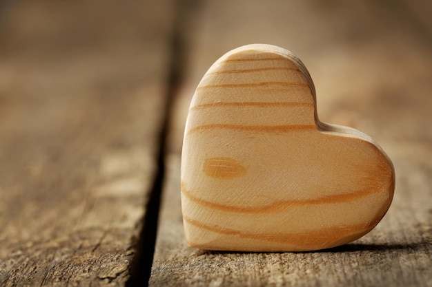 Corazón de madera sobre fondo de madera rústica