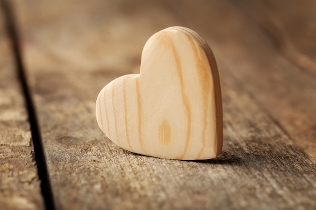 Corazón de madera sobre fondo de madera rústica