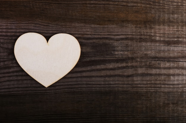 Corazón de madera sobre la mesa vieja
