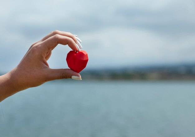 Corazón de la mano en el fondo del mar