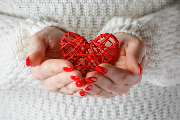 Corazón en manos de una mujer