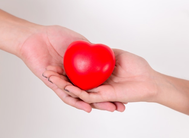 Corazón en manos de pareja amor.